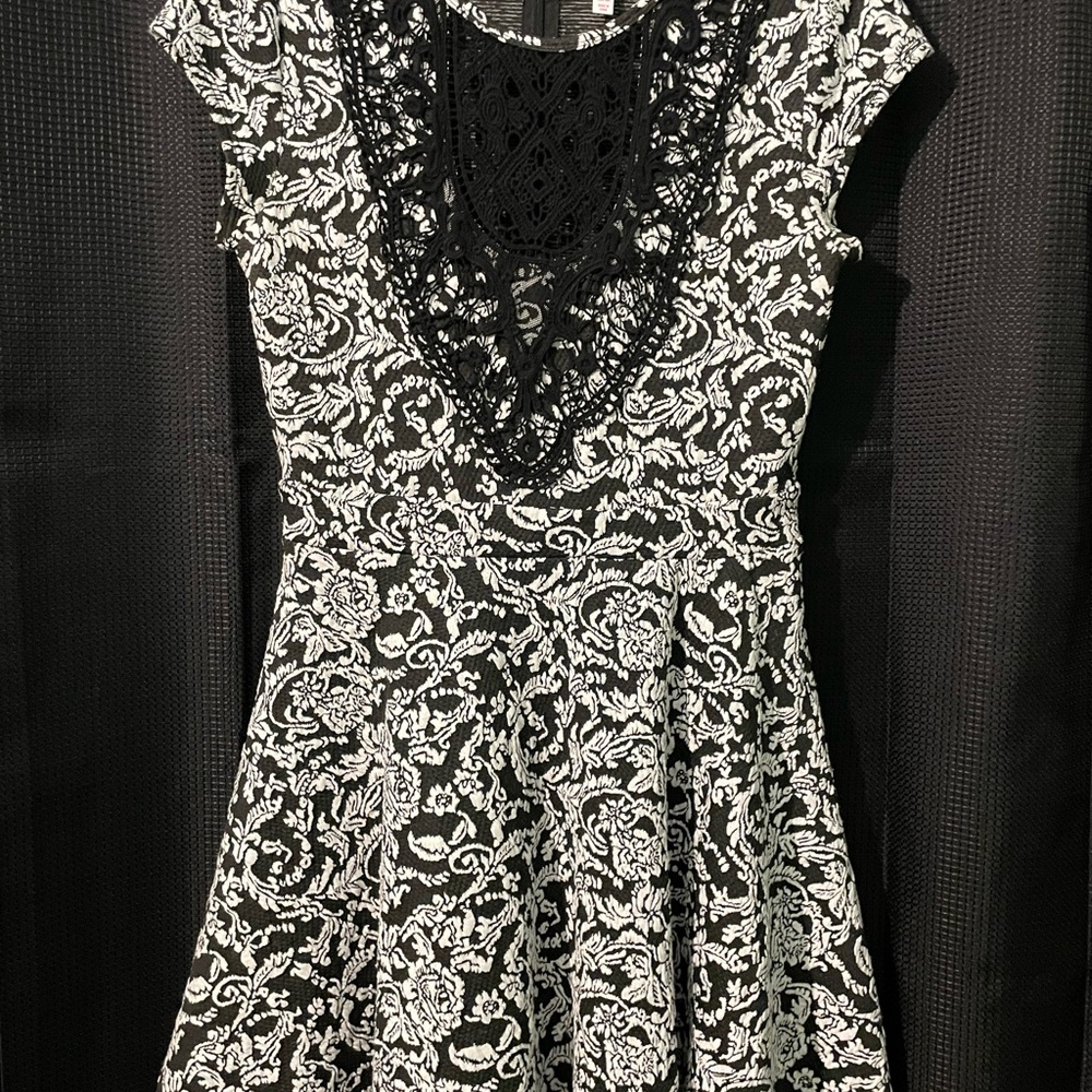 Xhilaration junior Elegant Black and White Lace Dress size M LN